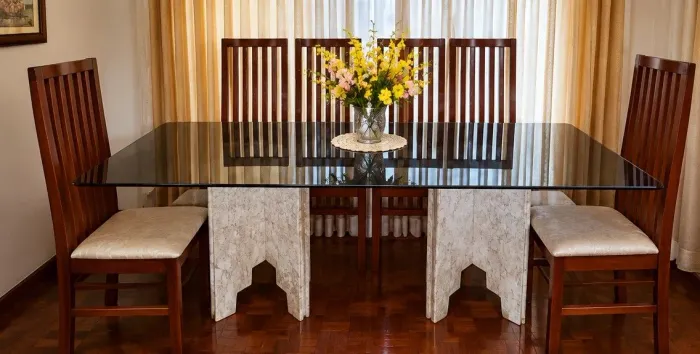 mesa com 8 cadeiras de vidro fume com suporte em mármore