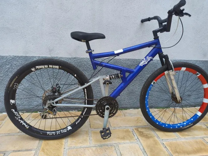 VENDO 2 BICICLETAS - usadas em bom estado, sendo 1 da marca Caloi