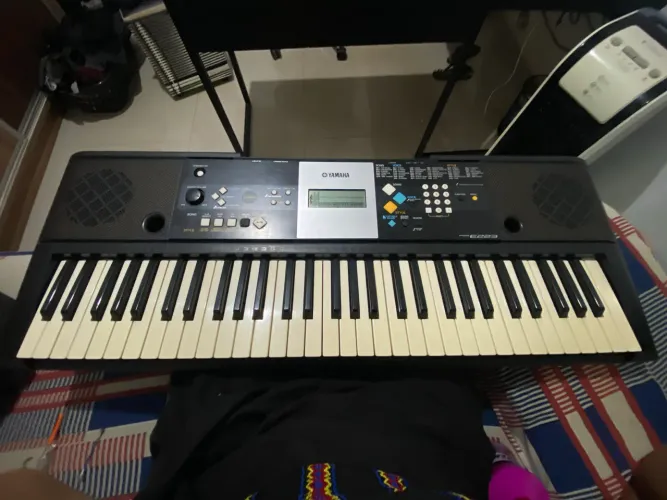 Teclado Yamaha PSR-E223 