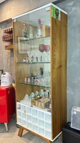 Cristaleira projetada para encaixe de vinhos