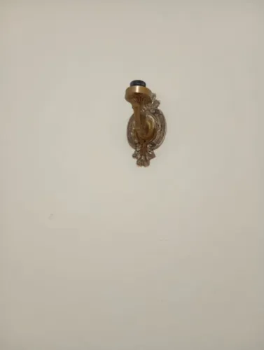 Arandela com cúpula de vidro. Somente retirada.