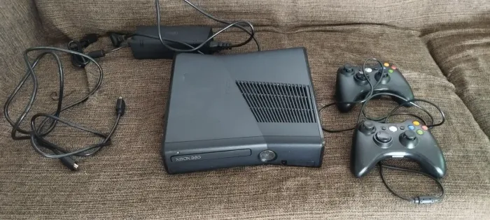 Xbox 360 destravado com 2 controles e 80 jogos