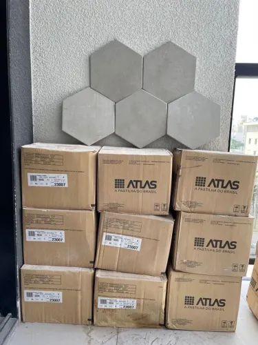 Piso Atlas Antares Hexagonal Cinza - 9,27 m² - Novo