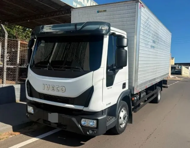 Passo a dívida,Iveco 11.190 com baú galego 6,20x2,50 alt 2,30 ano 2022