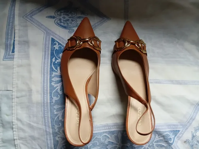 Sandália Slingback Feminina Bico Fino Marrom com Detalhe Dourado