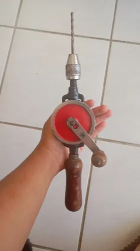 furadeira manual antiga a manivela