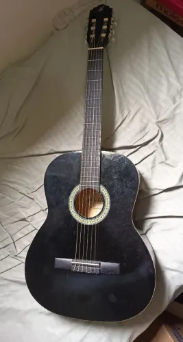 Violão preto com capa