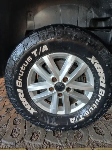 Vende-se 02 pneus 265 70 16 e 02 pneus 205 65 15
