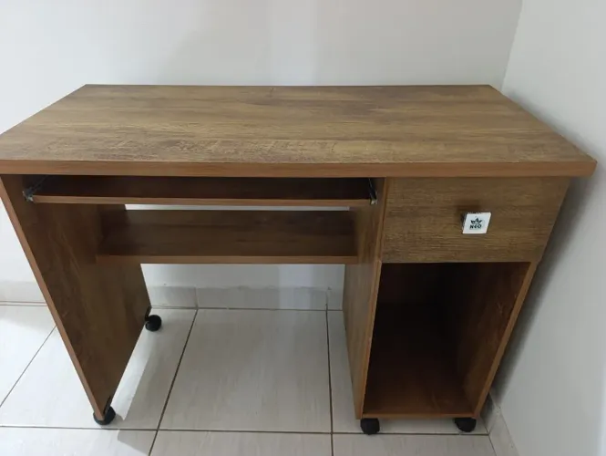 Mesa escrivaninha de MDF reforçada
