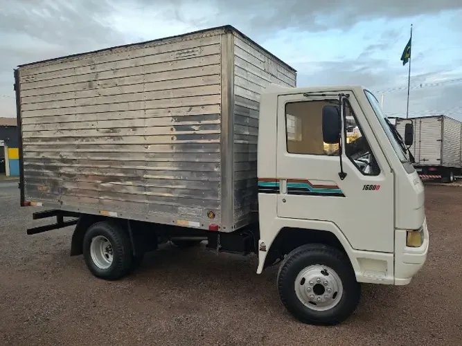 Agrale 1600 RD MWM 4 cc , Bau alumínio, 3,70 mts x 2,10 alt, excelente estado ano 1987