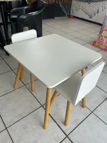 Mesa infantil com duas cadeiras