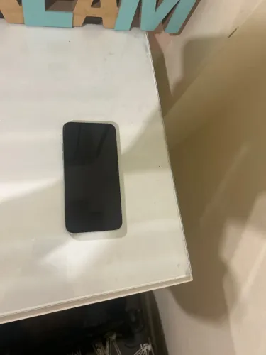 iPhone X com tela danificada