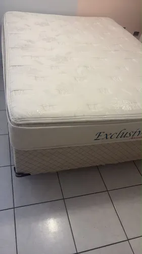 Cama box de casal é ótimo estado