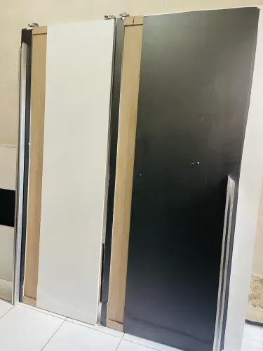Porta de correr com trilhos