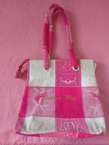Vendo essa bolsa feminina ideal para passeios como praia etc..