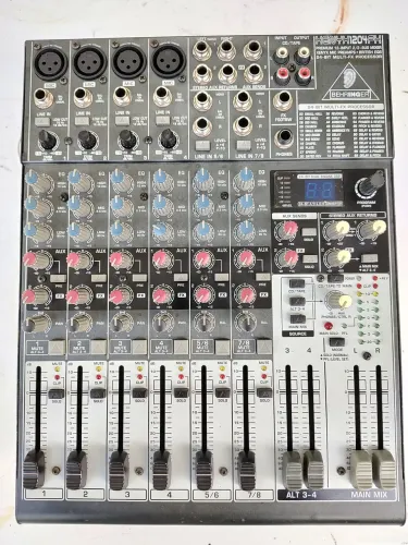Mesa de Som Behringer 