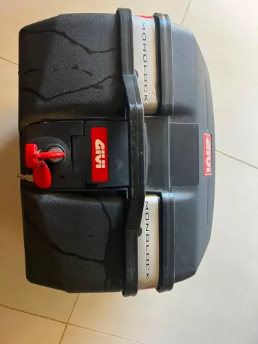 Baú GIVI com suporte