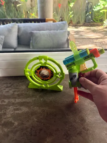 Pistola Nerf com Mira + 3 Dardos - Ótimo Estado