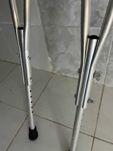 Muletas( 2 ) de Alumínio Com Regulagem fácil e prático 