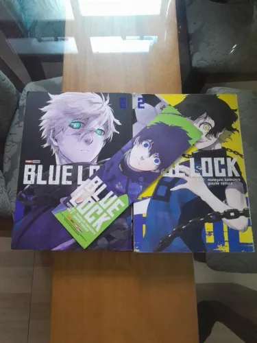 Livros de Blue Lock 2 e 5 com Marca Página