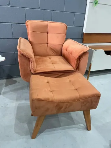 POLTRONA MAIS PUFF VELUDO TERRACOTA (ÚLTIMA PEÇA)