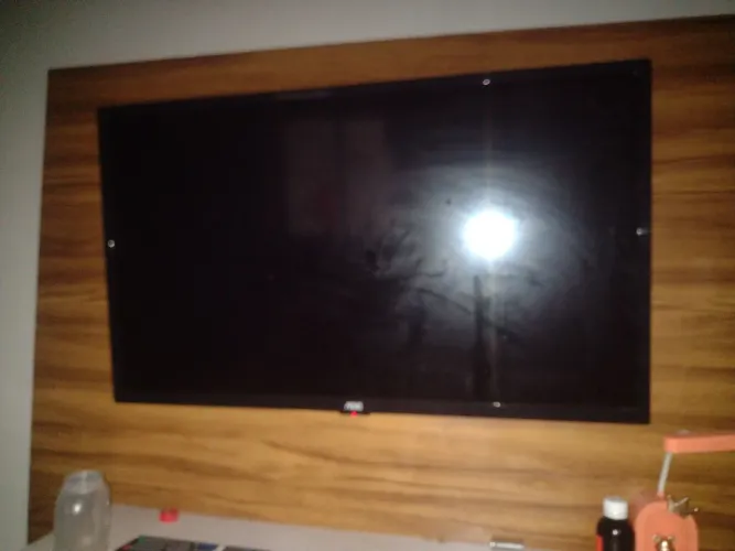 Tv AOC 32 com duas listras na tela 