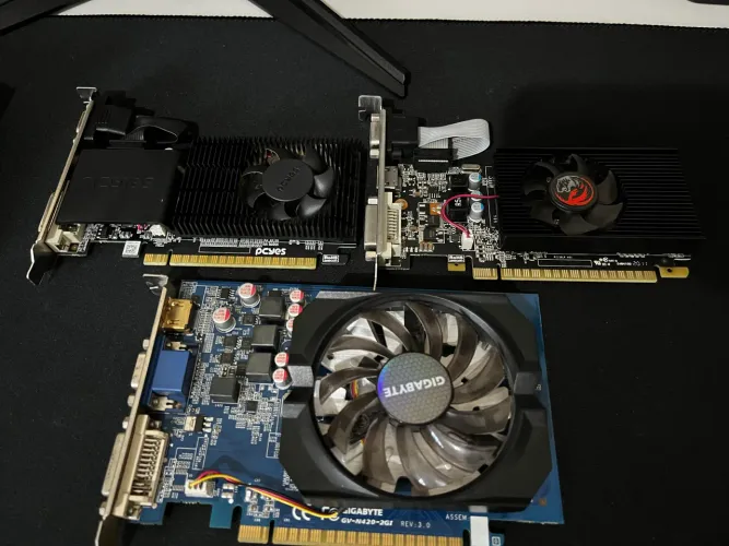 Kit 3 Placas de Vídeo NVIDIA GT 610 GT 710 GT 420 2GB
