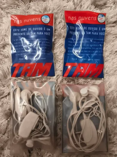 Fones de ouvido da antiga companhia aérea TAM (atual LATAM)