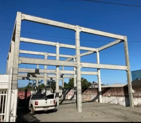 DIRETO FÁBRICA BARRACÃO PRÉ MOLDADO MONTADO ESTRUTURA COMPLETA COM COBERTURA TELHAS ZINCO 