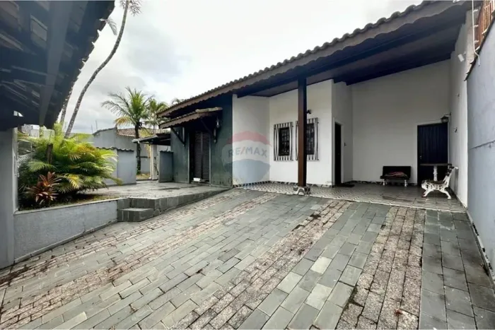 Casa Estanque com Estilo para Alugar em Peruíbe!