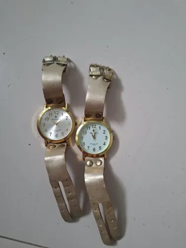 2 relógios de pulso sem bateria.