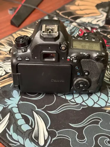 Vende-se Canon EOS 6D Mark II