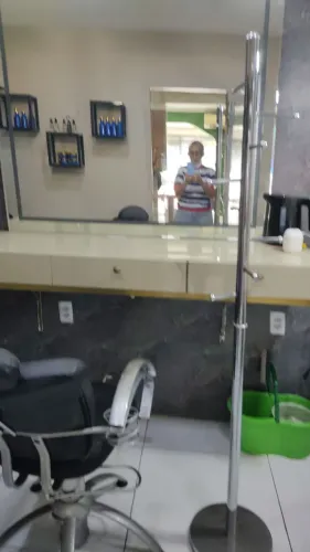 Vendo equipamento para salão de beleza cadeira de corte carrinho espelho bancada cadeira