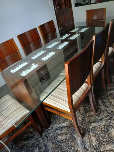 Mesa de vidro com base de madeira com 8 cadeiras