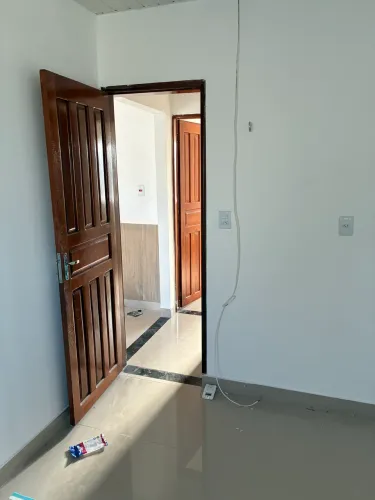 Alugo bela casa em condomínio no bairro Mecejana