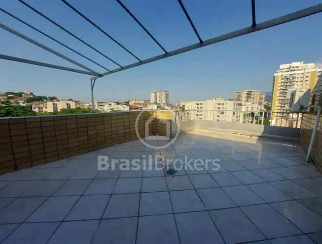Encontre seu refúgio perfeito nesta cobertura duplex no Cachambi!