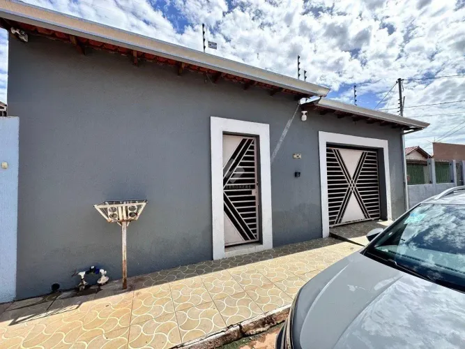 CASA TÉRREA, 3 QUARTOS, C/ PISCINA E CHURRASQUEIRA, REGIÃO CRISTO REI, C/ SISTEMA SEGURANÇ