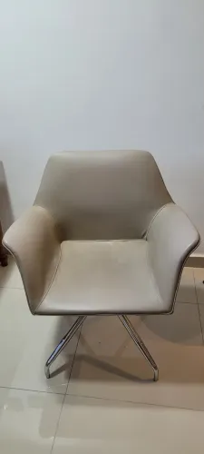 Cadeira com pés de alumínio.  