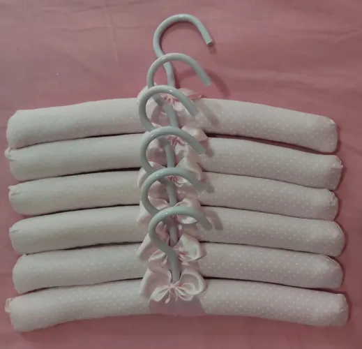 Jogo de cabides infantil rosa