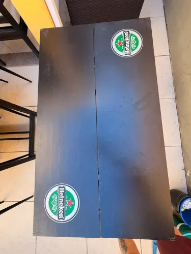 Mesa Heineken desmontável em excelente estado + 2 cadeiras
