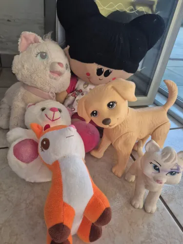 Combo de brinquedos e pelúcia 