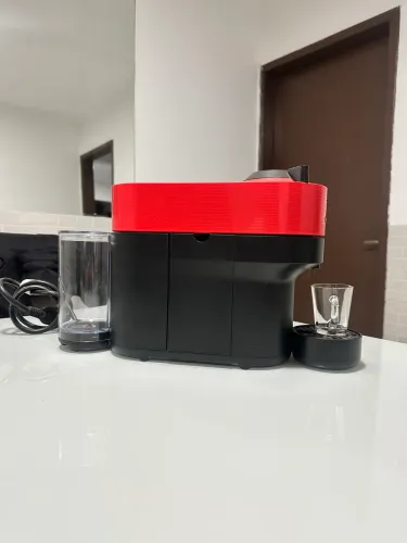 ? CAFETEIRA NESPRESSO - VERMELHA E PRETA