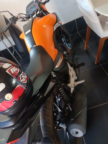 Apenas troco esa linda moto em um carro de meu enteresse