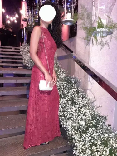 Vestido longo de festa na cor vinho/bordô
