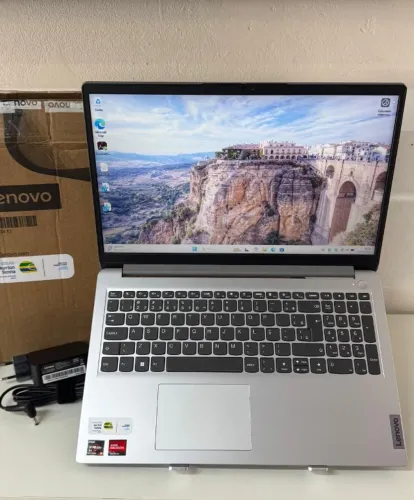 Notebook Lenovo IdeaPad Slim Ryzen 3 7320U - NA CAIXA - 8GB RAM DDR5 - SSD 256GB