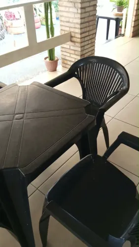 Conjunto de cadeira e mesa de plástico
