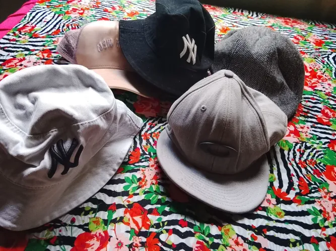 Bonés e chapeu