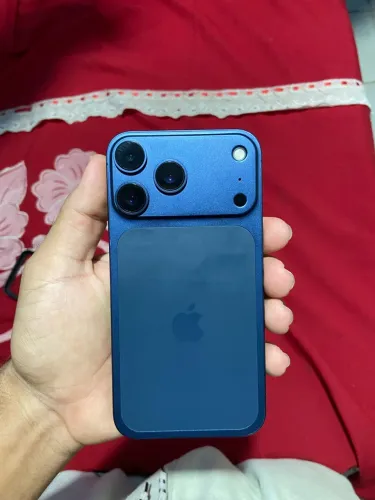 iPhone XR na carcaça do 17 pro