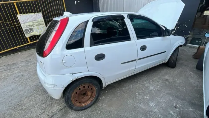 Corsa frente montana para retirada de peças