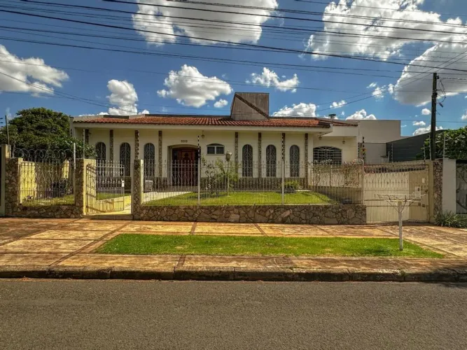 Sobrado com 413.37 m² e 5 Quartos à Venda na Zona 05 - Maringá